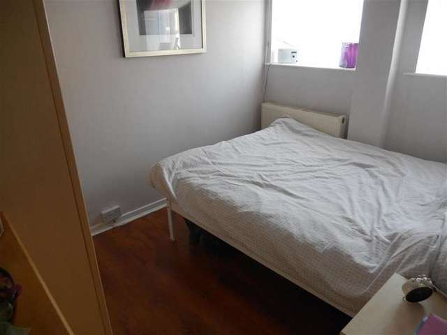  Image of 1 Bedroom Apartment for sale at Leatherhead Surrey Leatherhead, KT22 7EZ