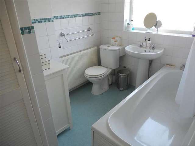  Image of 1 Bedroom Apartment for sale at Leatherhead Surrey Leatherhead, KT22 7EZ