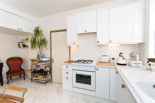  Image of 1 Bedroom Flat for sale at Queens Club Gardens London Kensington & Chelsea, W14 9SH