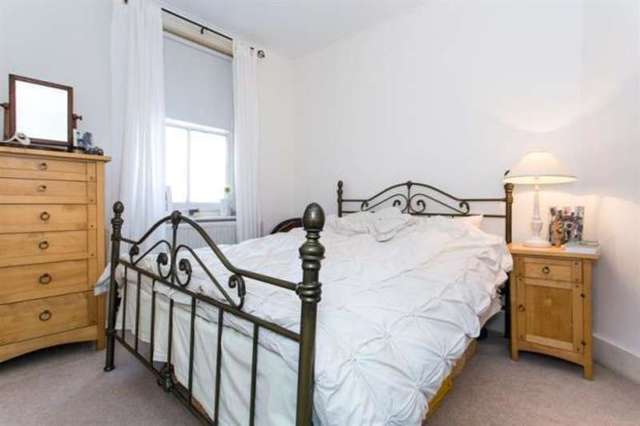  Image of 1 Bedroom Flat for sale at Queens Club Gardens London Kensington & Chelsea, W14 9SH