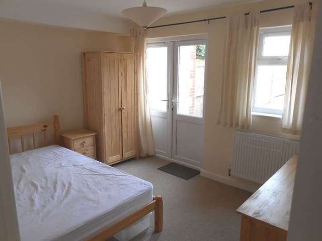  Image of 3 Bedroom Flat to rent at Cirencester, GL7 1WZ