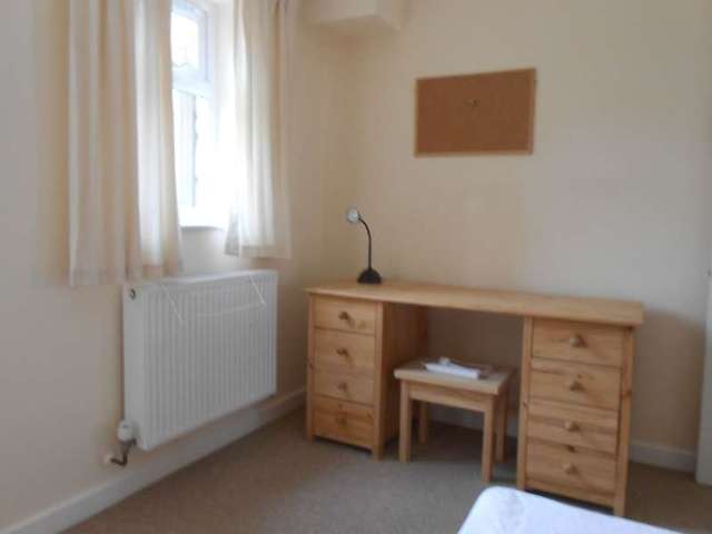  Image of 3 Bedroom Flat to rent at Cirencester, GL7 1WZ