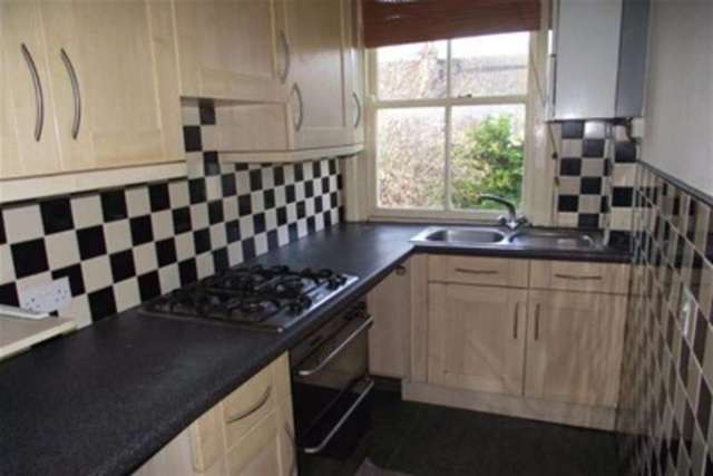  Image of 2 Bedroom Flat to rent at Leigh-on-Sea, SS9 1QB