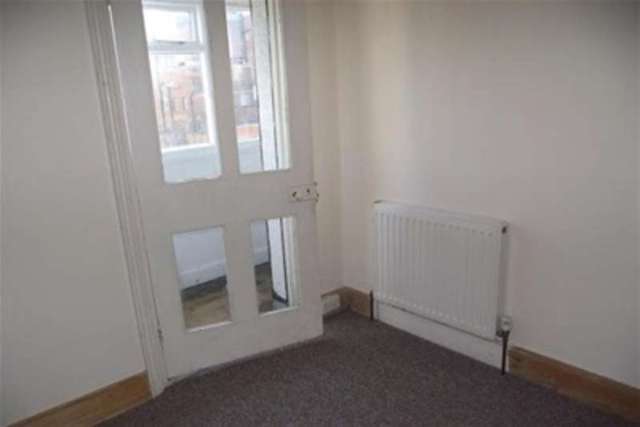  Image of 2 Bedroom Flat to rent at Leigh-on-Sea, SS9 1QB