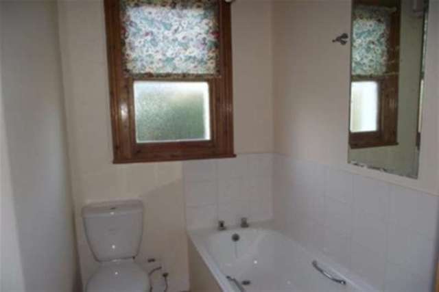  Image of 2 Bedroom Flat to rent at Leigh-on-Sea, SS9 1QB