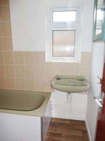 Image of 2 Bedroom Flat to rent at George Street  Glastonbury, BA6 9LT