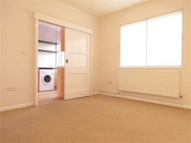  Image of 3 Bedroom Detached to rent at West Dulwich, SE21 8ES
