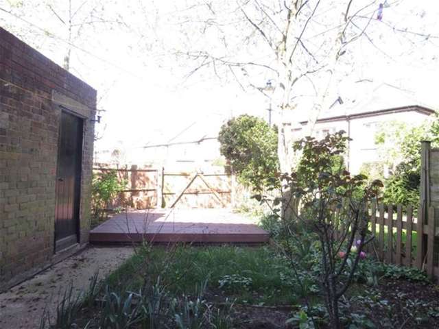  Image of 3 Bedroom Detached to rent at West Dulwich, SE21 8ES