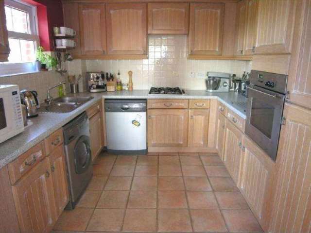  Image of 2 Bedroom Flat to rent at Queen Alexandras Way  Epsom, KT19 7DW