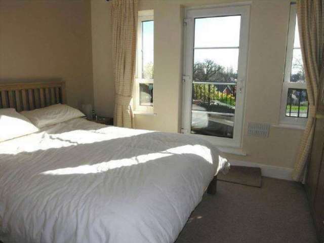  Image of 2 Bedroom Flat to rent at Queen Alexandras Way  Epsom, KT19 7DW