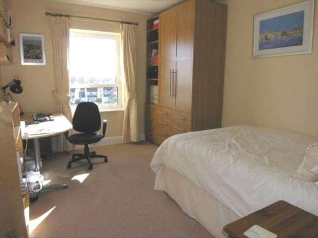  Image of 2 Bedroom Flat to rent at Queen Alexandras Way  Epsom, KT19 7DW