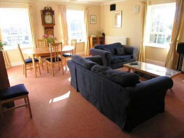  Image of 2 Bedroom Flat to rent at Queen Alexandras Way  Epsom, KT19 7DW