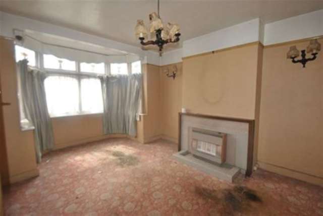  Image of 3 Bedroom End of Terrace for sale at Queenborough Gardens  Ilford, IG2 6XZ
