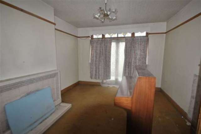  Image of 3 Bedroom End of Terrace for sale at Queenborough Gardens  Ilford, IG2 6XZ