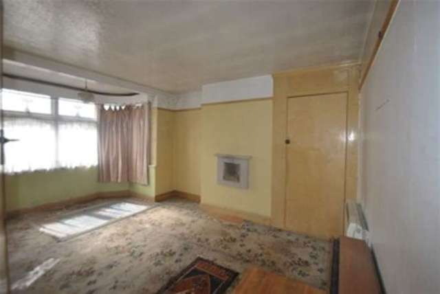 Image of 3 Bedroom End of Terrace for sale at Queenborough Gardens  Ilford, IG2 6XZ