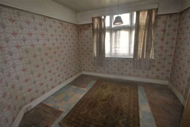  Image of 3 Bedroom End of Terrace for sale at Queenborough Gardens  Ilford, IG2 6XZ