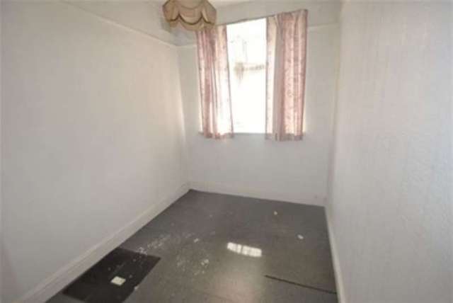 Image of 3 Bedroom End of Terrace for sale at Queenborough Gardens  Ilford, IG2 6XZ