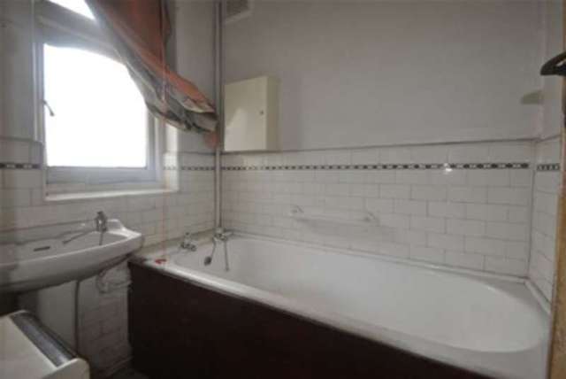  Image of 3 Bedroom End of Terrace for sale at Queenborough Gardens  Ilford, IG2 6XZ