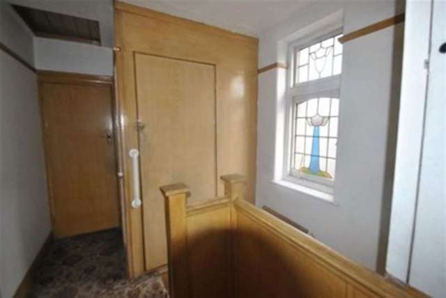  Image of 3 Bedroom End of Terrace for sale at Queenborough Gardens  Ilford, IG2 6XZ