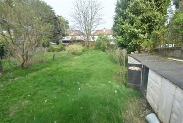  Image of 3 Bedroom End of Terrace for sale at Queenborough Gardens  Ilford, IG2 6XZ