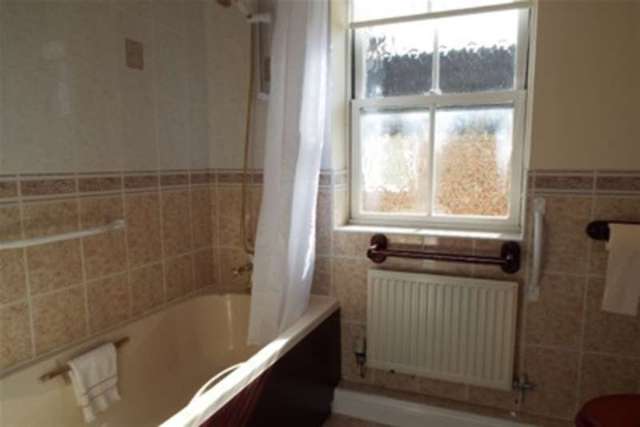  Image of 2 Bedroom Maisonette to rent at Romsey, SO51 8HL