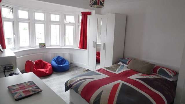  Image of 4 Bedroom Semi-Detached for sale at Seddons Walk  Hockley, SS5 5DB