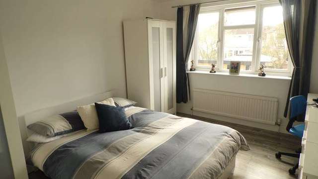  Image of 4 Bedroom Semi-Detached for sale at Seddons Walk  Hockley, SS5 5DB