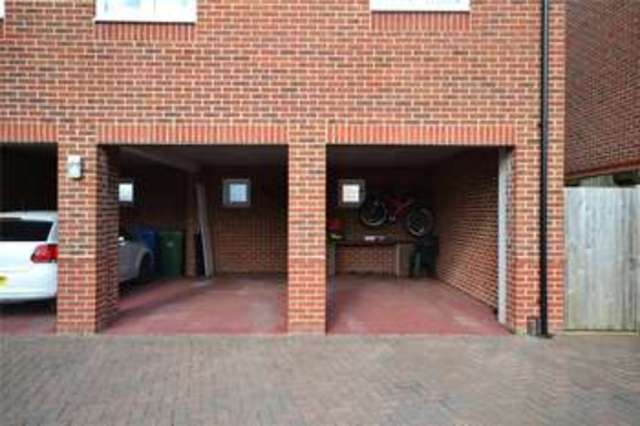  Image of 4 Bedroom Detached for sale at Bracknell Berkshire Popeswood, RG12 8BN