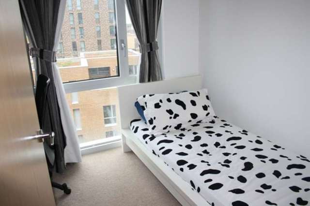  Image of 2 Bedroom Flat to rent at Devons Road  Bow, E3 3BF