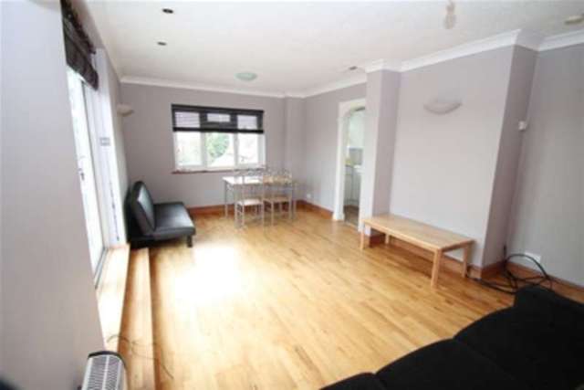  Image of 2 Bedroom Flat to rent at Sutton, SM2 6RX