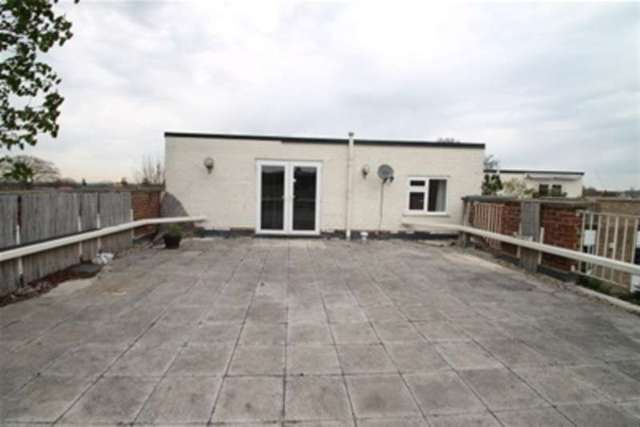  Image of 2 Bedroom Flat to rent at Sutton, SM2 6RX