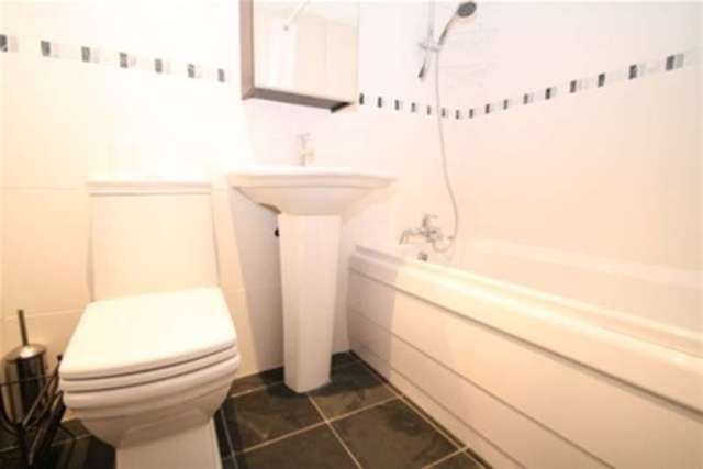  Image of 2 Bedroom Flat to rent at Sutton, SM2 6RX