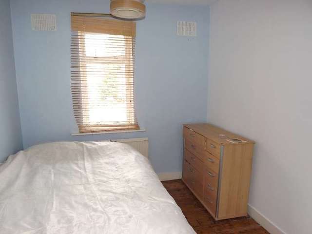  Image of 3 Bedroom Semi-Detached for sale at Surbiton Tolworth Surrey, KT6 7LF