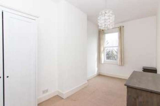  Image of 2 Bedroom Flat for sale at London  Drayton Green, W13 8JR