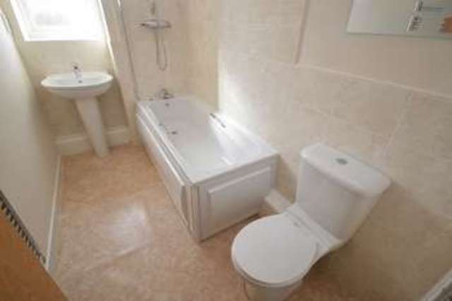  Image of 2 Bedroom Flat to rent at Twivey Court  Castleford, WF10 5FD