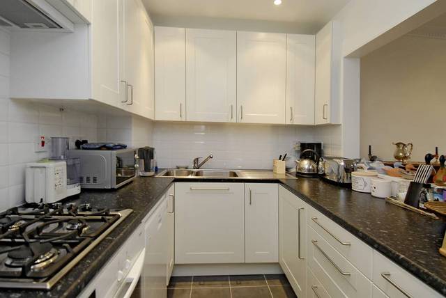  Image of 3 Bedroom Flat to rent at Vicarage Gate  London, W8 4AG