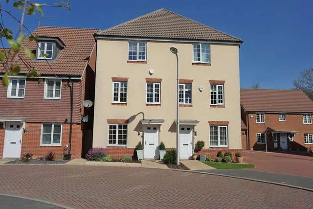  Image of 4 Bedroom Semi-Detached to rent at Winnersh Wokingham Winnersh, RG41 1AD