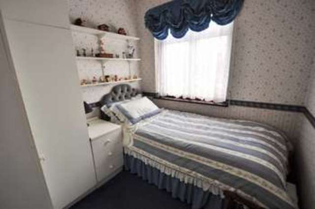 bedroom Image of 4 Bedroom Semi-Detached for sale at Bexleyheath Kent Bexleyheath, DA7 5EN Image of bedroom
