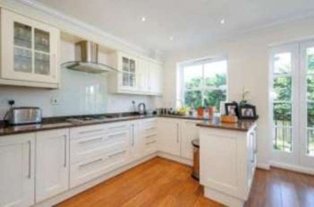 Image of 3 Bedroom Town House for sale at London  Mill Hill, NW7 3RG