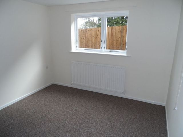 Image of 1 Bedroom Flat to rent at Hawkmoor Gardens  Birmingham, B38 9QA
