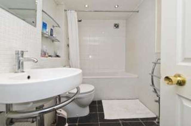  Image of 2 Bedroom Property to rent at Hillgate Place  London, SW12 9ES