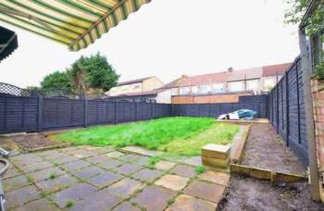  Image of 1 Bedroom Property to rent at Cedar Avenue  Enfield, EN3 7JD