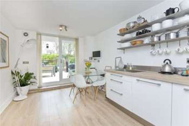  Image of 3 Bedroom Maisonette for sale at Canonbury London Essex Road, N1 2QL