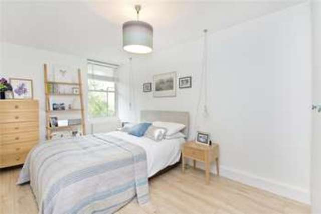  Image of 3 Bedroom Maisonette for sale at Canonbury London Essex Road, N1 2QL