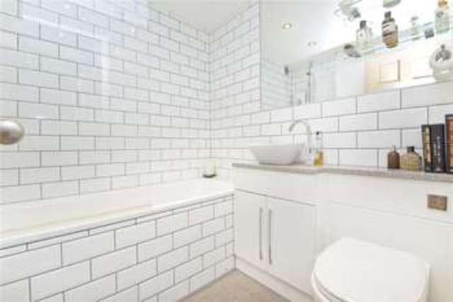  Image of 3 Bedroom Maisonette for sale at Canonbury London Essex Road, N1 2QL