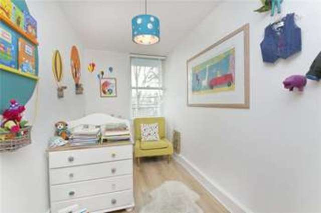  Image of 3 Bedroom Maisonette for sale at Canonbury London Essex Road, N1 2QL