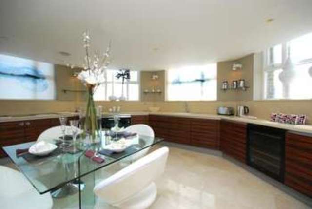  Image of 3 Bedroom Apartment for sale at London, N11 3FJ