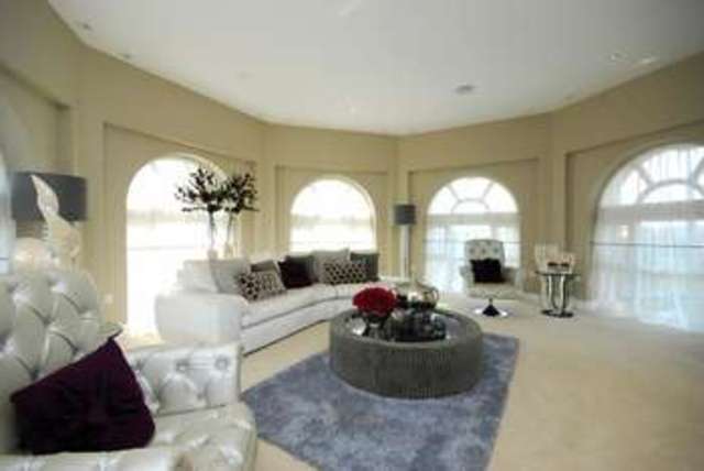  Image of 3 Bedroom Apartment for sale at London, N11 3FJ