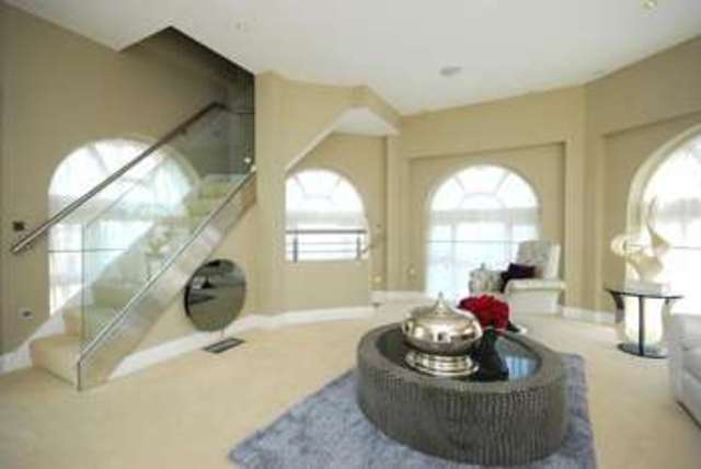 Image of 3 Bedroom Apartment for sale at London, N11 3FJ
