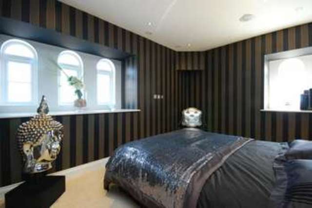  Image of 3 Bedroom Apartment for sale at London, N11 3FJ